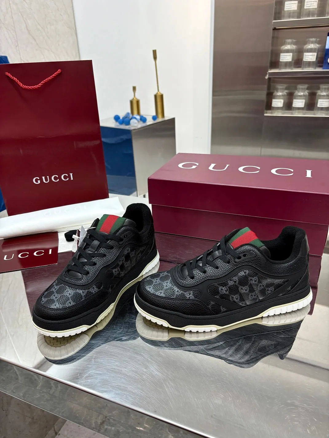 Men's Men's Shoes 💰660 Gucci Gucci's latest hot-selling series of high and low-top distressed couple sneakers are shipped. Original purchase, development and production. This high-low top sneaker adopts a basketball-style silhouette design, cleverly integrated with hollow panels and distressed effects, showing its unique ingenuity. The ingenuity incorporates brand logo details such as interlocking Double G styling accessories and Gucci lettering, a low-key tribute to the brand's design heritage.  ▪️ Fabric: Original customized imported first-layer cowhide ▪️ Lining: Sweat-absorbent and deodorant towel lining ▪️ Sole: Original molded TPU sole ▪️ Sole thickness: 3cm ▪️ Size: Male 39-46 (46 customized)